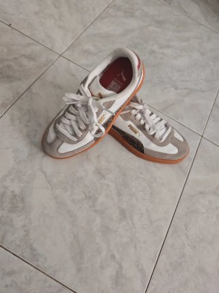 Zapatillas Puma Beige y Blancas