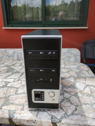 Ordenador de sobremesa LG negro/plateado