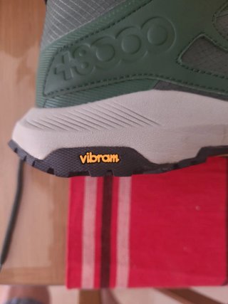 Zapatillas de trekking verdes y negras