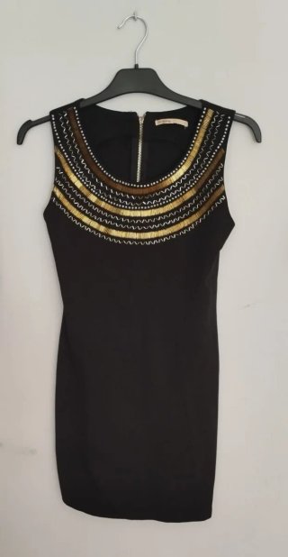 Vestido negro con detalles dorados usado para boda