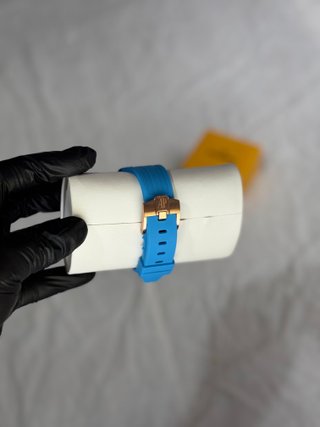 Reloj Deportivo Azul y Dorado