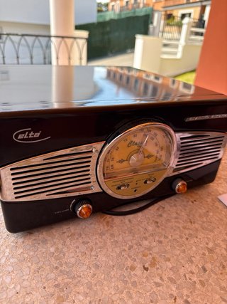Elta Toca Discos con Radio y Altavoces
