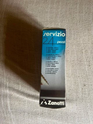 Juego de cubiertos de plástico y acero