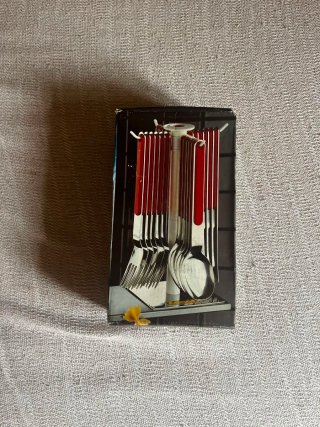 Juego de cubiertos de plástico y acero