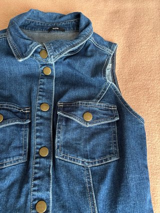 Abito corto in jeans smanicato con bottoni