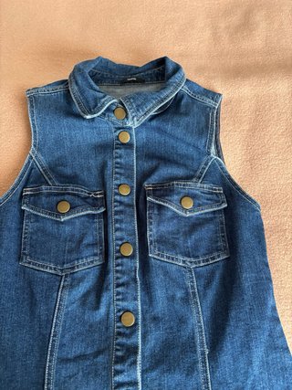Abito corto in jeans smanicato con bottoni