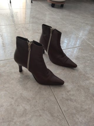 Botines de tacón de mujer. Color marrón