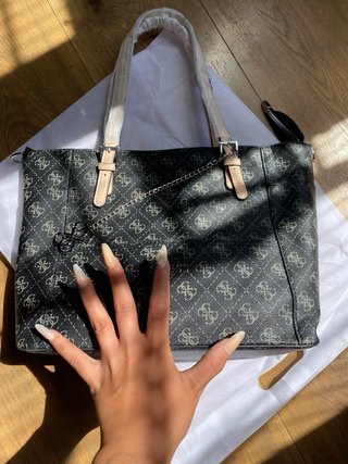 Bolso Guess Negro y Beige Monograma