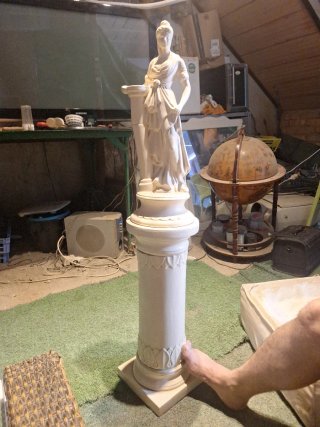 Estatua de mujer con pedestal decorativo