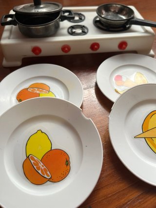 Cocinita antigua de juguete con platos