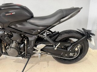 Triumph Trident 660 Negra