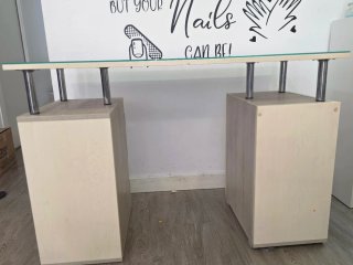 Mesa de manicura cristal y madera