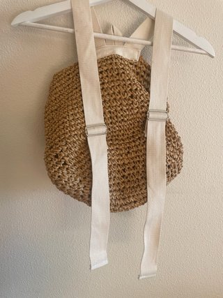 Mochila de rafia con conchas