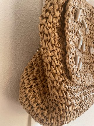Mochila de rafia con conchas