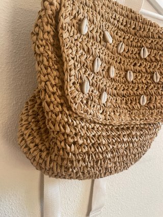 Mochila de rafia con conchas
