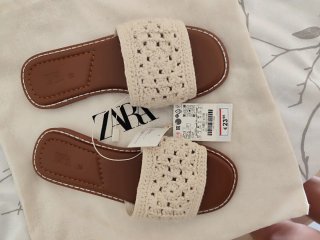 Sandalias Zara niña transparentes con pedrería