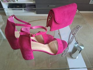 Zapatos tacón cuadrado y bolso fucsia