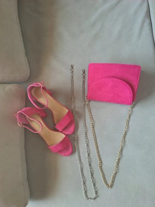 Zapatos tacón cuadrado y bolso fucsia