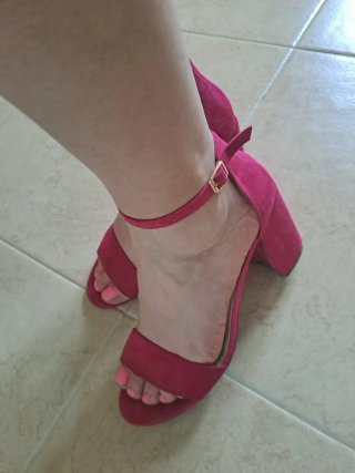 Zapatos tacón cuadrado y bolso fucsia
