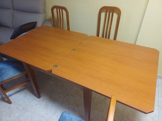 Mesa de comedor y 4 sillas
