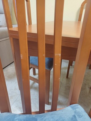 Mesa de comedor y 4 sillas