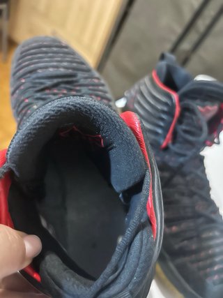 Zapatillas Jordan Negras y Rojas