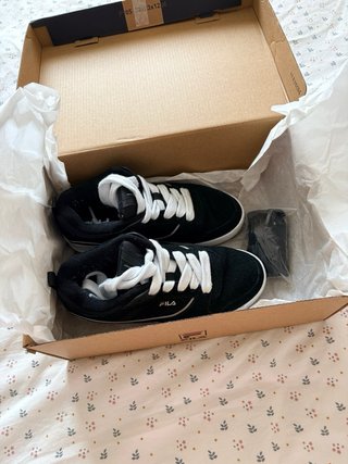 Zapatillas Fila Negras y Blancas