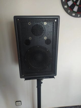 Altavoces y soporte gris