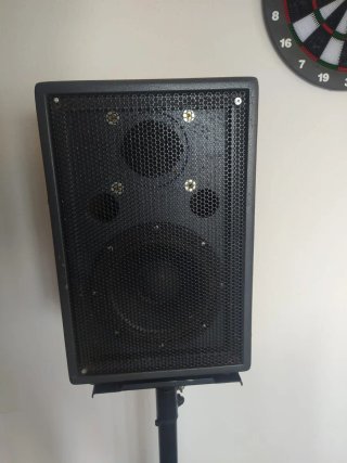 Altavoces y soporte gris
