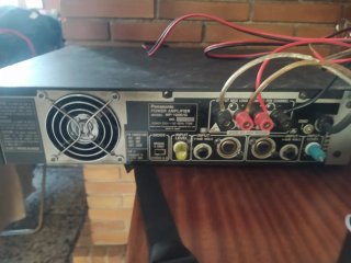 Altavoces y soporte gris
