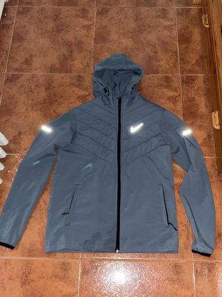 Cortavientos Nike Running Gris
