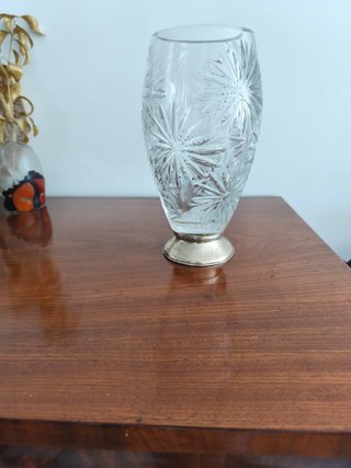 Jarrón de cristal tallado y pie de plata