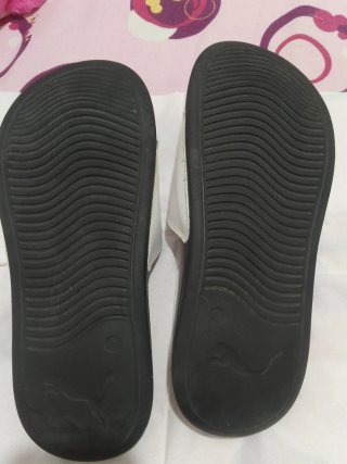 Chanclas Puma Negras y Blancas