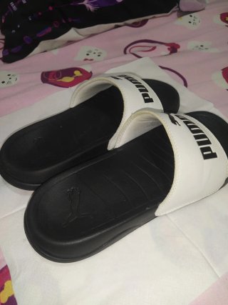 Chanclas Puma Negras y Blancas