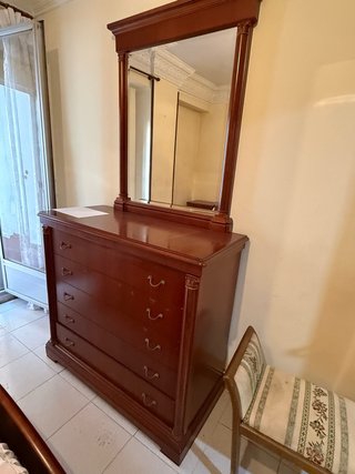 Cómoda de madera con espejo