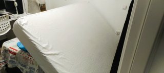 Ropero, mesitas, tapiflex y colchón y sillon