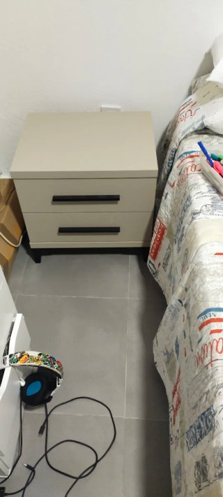 Ropero, mesitas, tapiflex y colchón y sillon