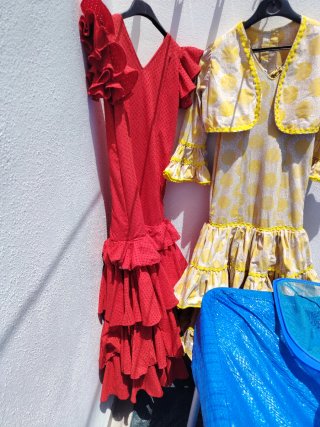 Trajes de gitana rosas con lunares rojos