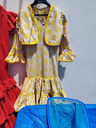 Trajes de gitana rosas con lunares rojos