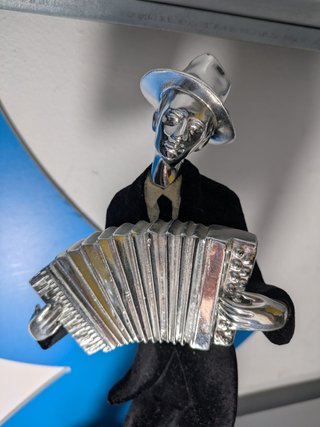 Elegante lote de dos estatuas estilizadas de estil