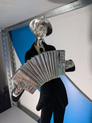 Elegante lote de dos estatuas estilizadas de estil