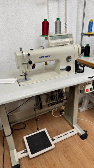Máquina de coser triple arrastre