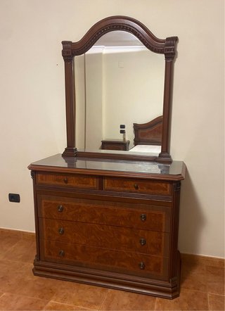Cómoda de madera maciza con espejo
