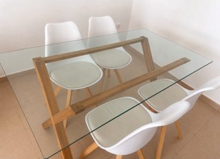 Mesa comedor cristal y 4 sillas blancas