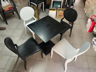 Set di Tavoli con Sedie