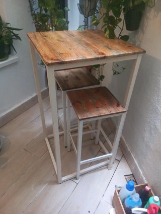Mesa alta y 2 bancos madera y metal
