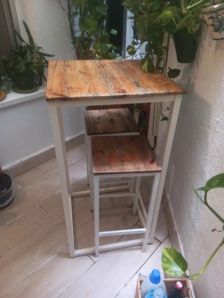 Mesa alta y 2 bancos madera y metal