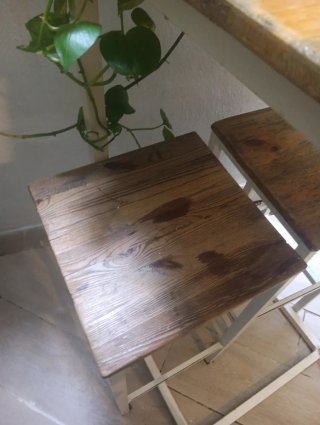 Mesa alta y 2 bancos madera y metal