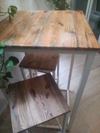 Mesa alta y 2 bancos madera y metal
