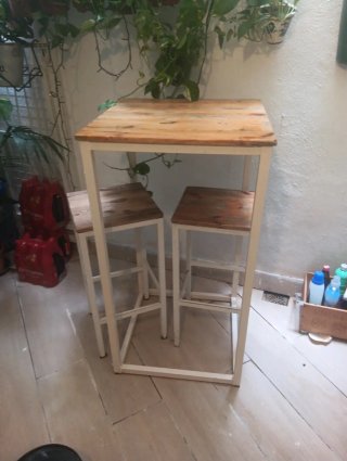 Mesa alta y 2 bancos madera y metal